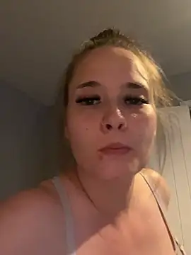 Snapshot of Poppylooloo chatting on June 19, 2026, 7:09 pm Poppylooloo online show from June 19, 2026, 7:09 pm