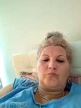 Divineblond online show from November 3, 2025, 1:26 pm