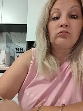 Divineblond online show from May 6, 2026, 8:46 pm