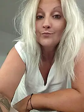 Divineblond online show from July 11, 2026, 8:20 pm