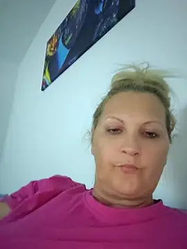 Snapshot of Divineblond chatting on June 3, 2026, 10:25 pm Divineblond online show from June 3, 2026, 10:25 pm