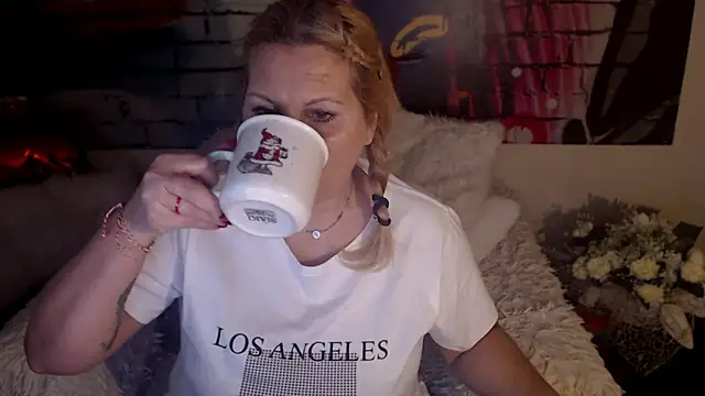 Divineblond online show from March 3, 2025, 2:28 pm