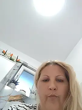 Snapshot of Divineblond chatting on June 12, 2026, 5:21 pm Divineblond online show from June 12, 2026, 5:21 pm
