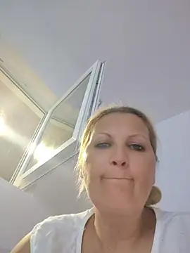 Snapshot of Divineblond chatting on June 10, 2026, 8:32 pm Divineblond online show from June 10, 2026, 8:32 pm