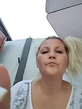 Snapshot of Divineblond chatting on June 13, 2026, 6:06 pm Divineblond online show from June 13, 2026, 6:06 pm
