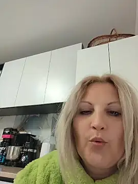 Divineblond online show from May 5, 2026, 7:28 pm