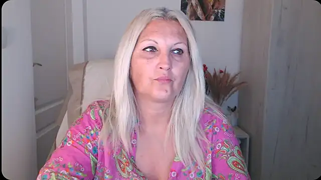 Divineblond online show from July 25, 2026, 11:44 pm