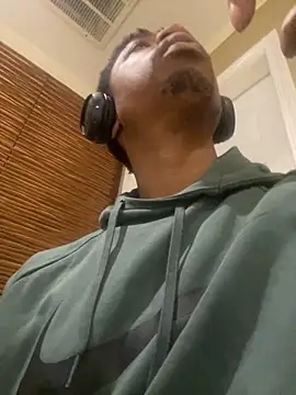 milfandyoungin online show from June 10, 2026, 8:37 am