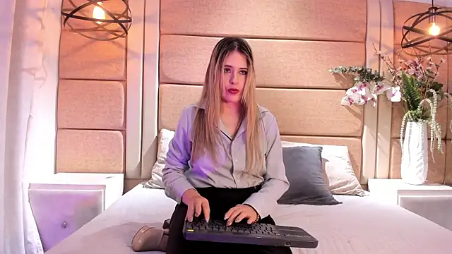 AndreinaOwen online show from July 16, 2026, 12:13 pm
