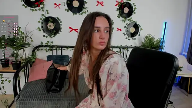 NicoleWells22 online show from May 17, 2026, 3:50 am
