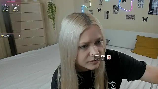 Snapshot of MidnightPoise chatting on May 4, 2026, 5:44 am MidnightPoise online show from May 4, 2026, 5:44 am