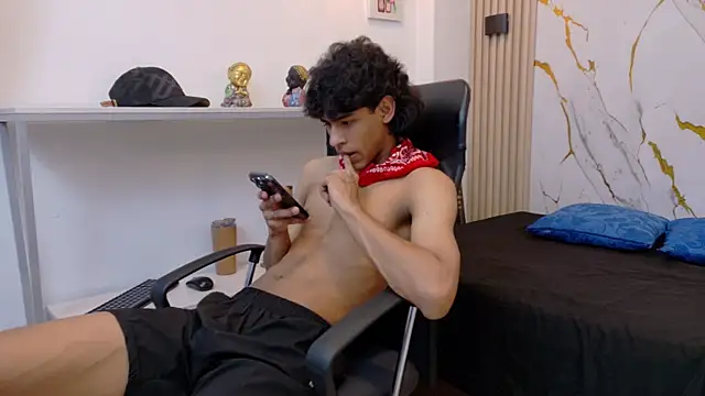 Snapshot of Zayn_Fox32 chatting on June 24, 2026, 6:28 pm Zayn Fox32 online show from June 24, 2026, 6:28 pm