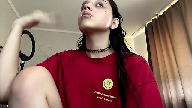Snapshot of LouisePavlides chatting on June 18, 2026, 11:26 am LouisePavlides online show from June 18, 2026, 11:26 am