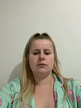 Snapshot of taylor-b chatting on May 6, 2026, 4:44 pm taylor-b online show from May 6, 2026, 4:44 pm