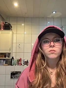 Lina-420 online show from May 6, 2026, 8:24 pm