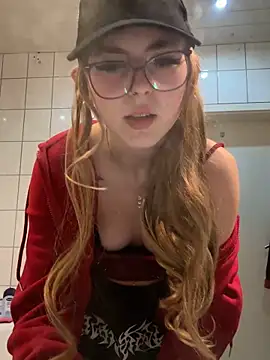 Lina-420 online show from May 3, 2026, 8:34 pm