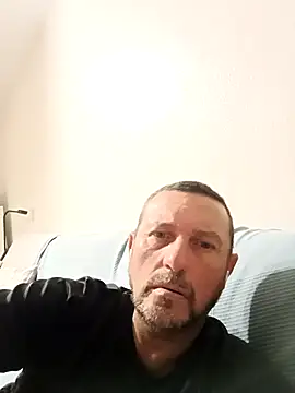 Snapshot of Frank20cmdura chatting on May 12, 2026, 5:04 am Frank20cmdura online show from May 12, 2026, 5:04 am