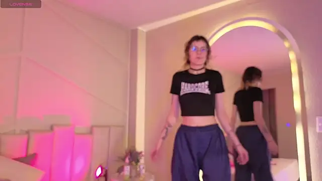 Snapshot of Rossiee_huntt chatting on May 8, 2026, 12:31 pm Rossiee huntt online show from May 8, 2026, 12:31 pm