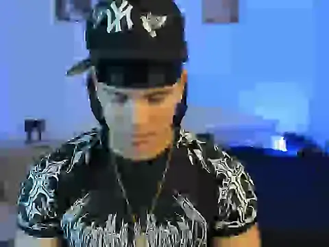 Snapshot of sant_wahlberg chatting on June 17, 2026, 10:52 pm sant wahlberg online show from June 17, 2026, 10:52 pm