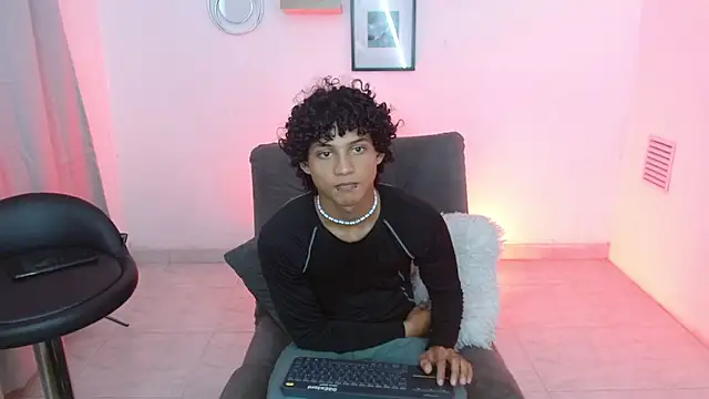 Snapshot of hades_derox_ chatting on May 7, 2026, 12:37 am hades derox online show from May 7, 2026, 12:37 am