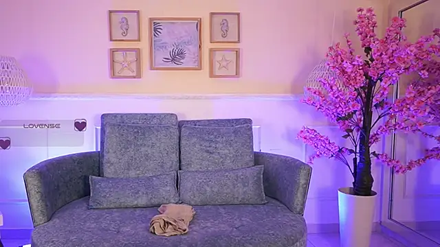 Snapshot of VioletJoness_ chatting on June 3, 2026, 11:33 am VioletJoness online show from June 3, 2026, 11:33 am