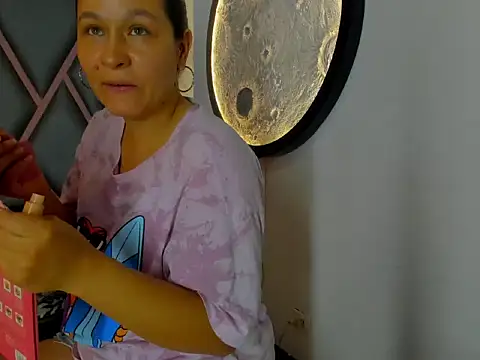 Snapshot of DeborayDark chatting on May 6, 2026, 7:40 pm DeborayDark online show from May 6, 2026, 7:40 pm