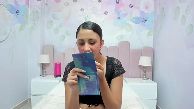 Snapshot of Miabloom19_ chatting on July 24, 2026, 11:45 pm Miabloom19 online show from July 24, 2026, 11:45 pm