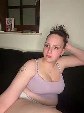 Snapshot of CuteBeaX chatting on June 18, 2026, 8:03 pm CuteBeaX online show from June 18, 2026, 8:03 pm