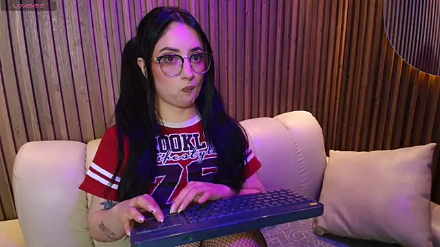 Snapshot of AnnyBonne9 chatting on May 27, 2026, 11:28 am AnnyBonne9 online show from May 27, 2026, 11:28 am