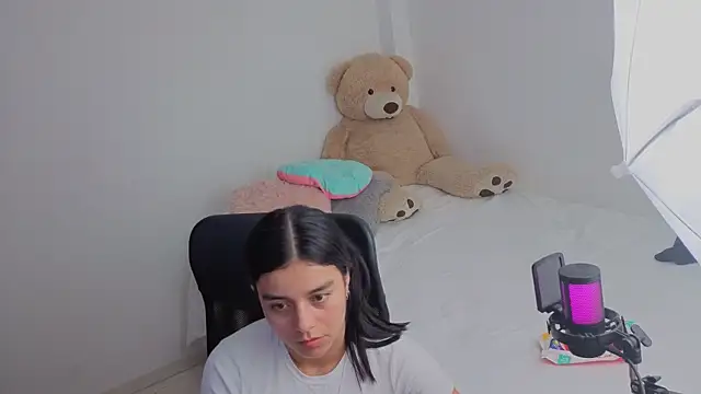 Snapshot of valerihouse_ chatting on May 7, 2026, 12:48 am valerihouse online show from May 7, 2026, 12:48 am