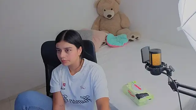 Snapshot of valerihouse_ chatting on May 15, 2026, 1:25 am valerihouse online show from May 15, 2026, 1:25 am
