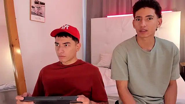 Snapshot of Alejo-and-Thiago chatting on May 6, 2026, 12:31 pm Alejo-and-Thiago online show from May 6, 2026, 12:31 pm