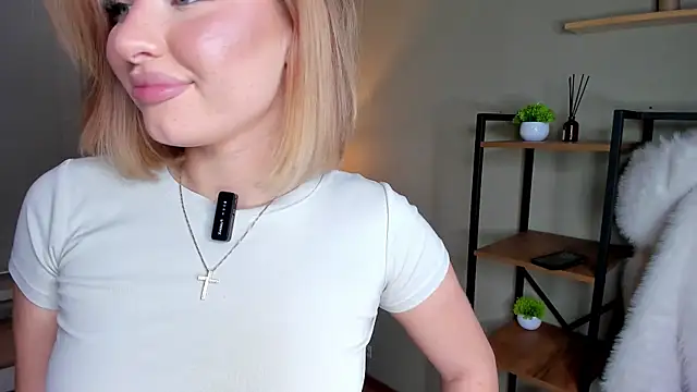 Snapshot of BossyPeach chatting on June 19, 2026, 4:02 pm BossyPeach online show from June 19, 2026, 4:02 pm