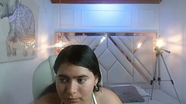 Laurha  online show from July 14, 2026, 7:31 pm