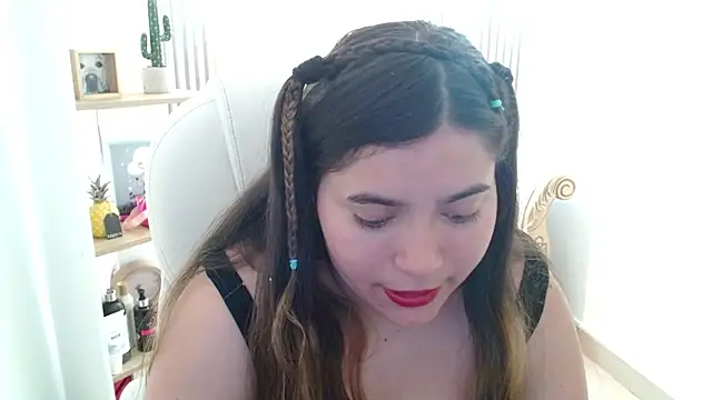 Laurha  online show from May 18, 2026, 7:51 pm
