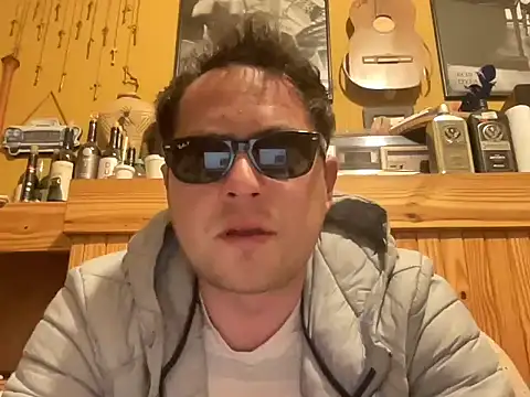 Snapshot of alecsgzz chatting on May 14, 2026, 10:29 pm alecsgzz online show from May 14, 2026, 10:29 pm