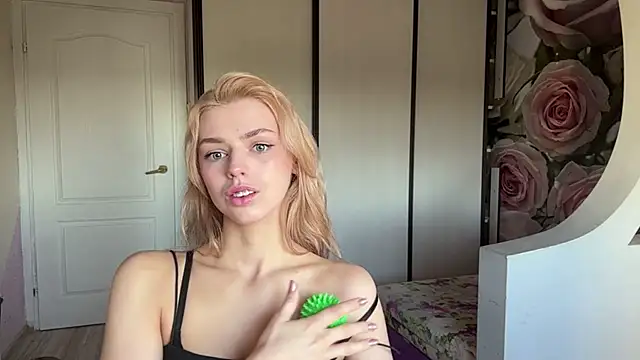 ScarlettRosy online show from May 14, 2026, 3:47 am