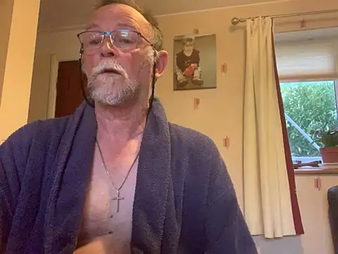 Snapshot of Moonraker64 chatting on June 22, 2026, 4:42 am Moonraker64 online show from June 22, 2026, 4:42 am
