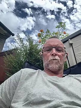 Snapshot of Moonraker64 chatting on July 28, 2026, 12:23 pm Moonraker64 online show from July 28, 2026, 12:23 pm