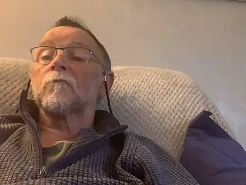 Snapshot of Moonraker64 chatting on June 7, 2026, 7:41 pm Moonraker64 online show from June 7, 2026, 7:41 pm