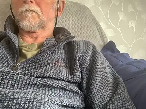 Snapshot of Moonraker64 chatting on June 9, 2026, 5:14 pm Moonraker64 online show from June 9, 2026, 5:14 pm