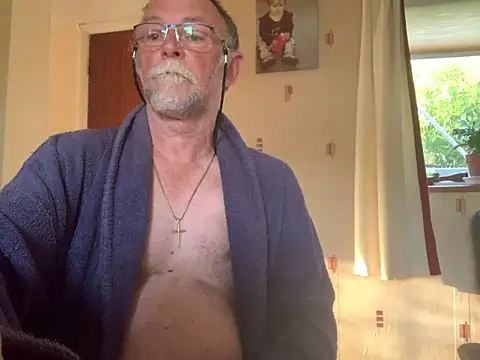 Snapshot of Moonraker64 chatting on June 23, 2026, 5:27 am Moonraker64 online show from June 23, 2026, 5:27 am