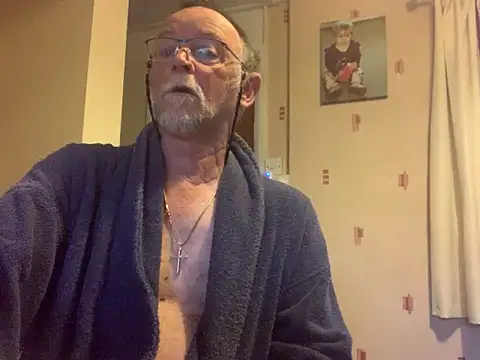 Snapshot of Moonraker64 chatting on June 11, 2026, 5:15 am Moonraker64 online show from June 11, 2026, 5:15 am