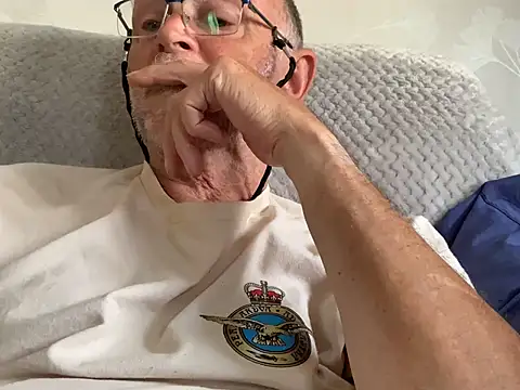 Snapshot of Moonraker64 chatting on July 13, 2026, 2:38 pm Moonraker64 online show from July 13, 2026, 2:38 pm