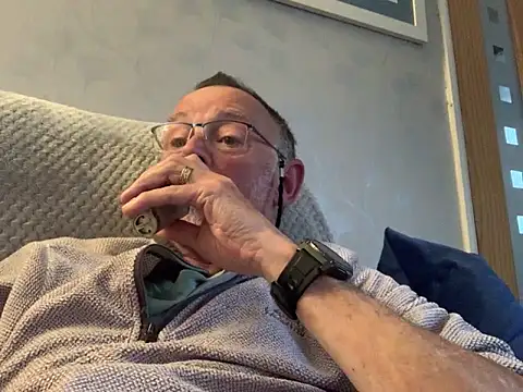 Snapshot of Moonraker64 chatting on May 20, 2026, 7:33 pm Moonraker64 online show from May 20, 2026, 7:33 pm
