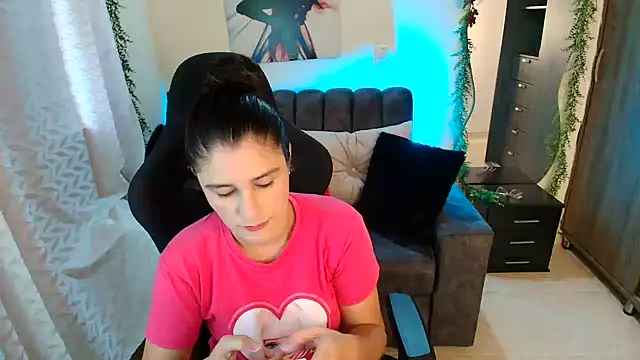 LUCYMILF SEXY online show from August 3, 2026, 5:52 pm