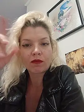 Snapshot of GoldenLatinax chatting on July 20, 2026, 2:19 am GoldenLatinax online show from July 20, 2026, 2:19 am
