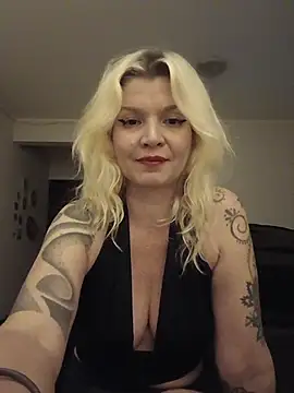 Snapshot of GoldenLatinax chatting on August 8, 2026, 3:02 am GoldenLatinax online show from August 8, 2026, 3:02 am