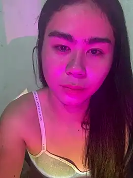 Snapshot of Alluringluna chatting on July 14, 2026, 2:23 pm Alluringluna online show from July 14, 2026, 2:23 pm