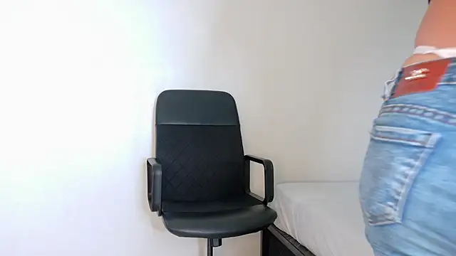 Snapshot of LexaDominant__ chatting on June 2, 2026, 9:53 am LexaDominant online show from June 2, 2026, 9:53 am